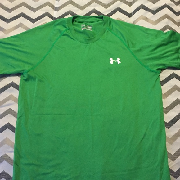 Under Armour short sleeve "loose heat gear" shirt