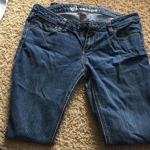 Bullhead "Venice" skinny jeans. Med. wash.
