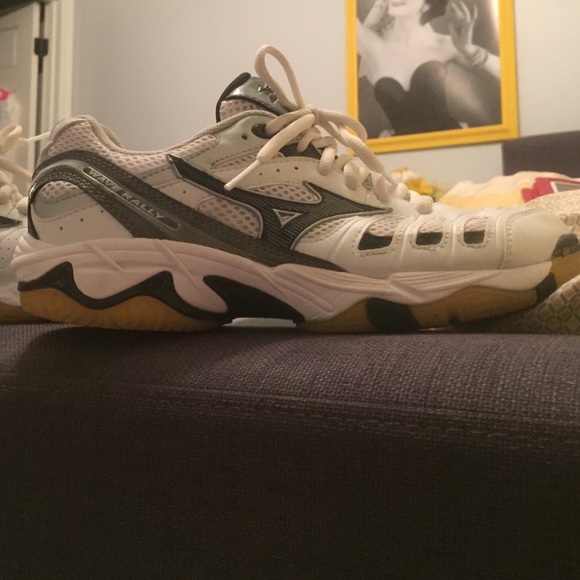 mizuno volleyball shoes