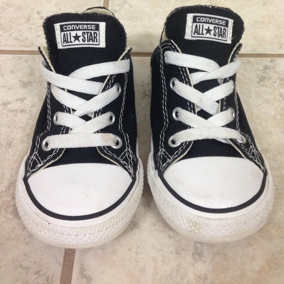 Toddler sz 9. black converse and white converse