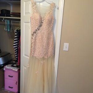 Selling this beautiful cocktail dress!