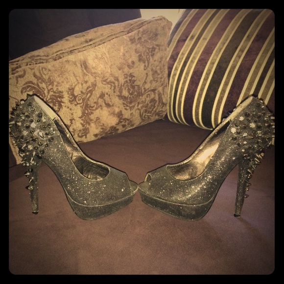 Edgy, studded glittery black heels 👠