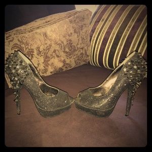 Edgy, studded glittery black heels 👠