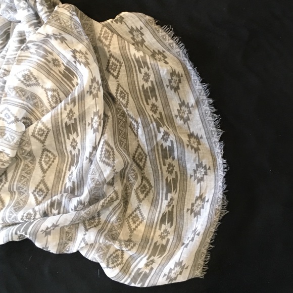 Scarf grey and white