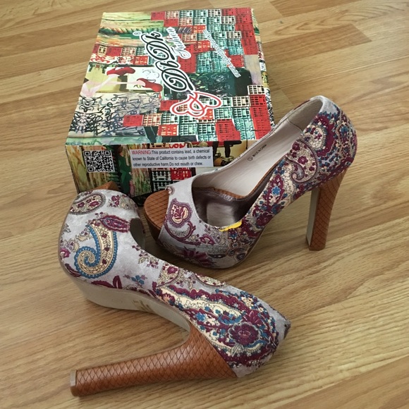 Platform peep toe pumps in a paisley print
