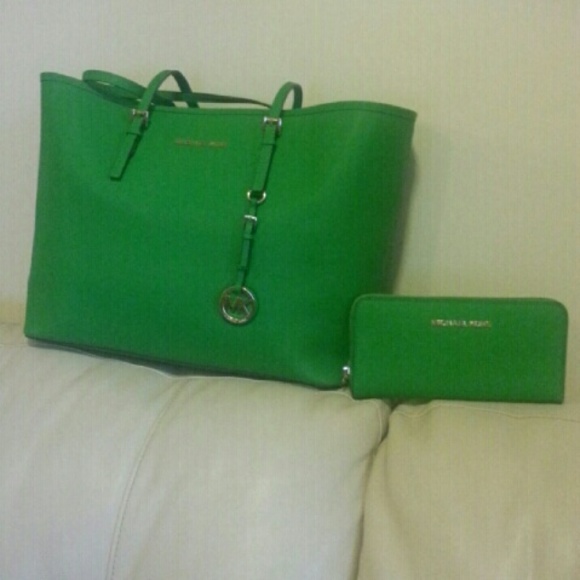 Michael Kors jet set tote w/ziparound wallet