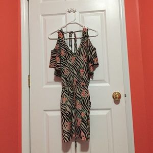 Pattern dress with cut off shoulder sleeves