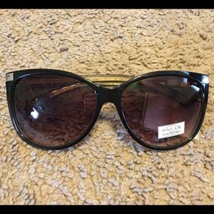 Oscar de la Renta sunglasses! 😎🎀🕶