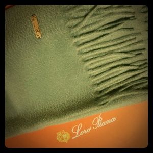 Loro Piana 100% cashmere scarf