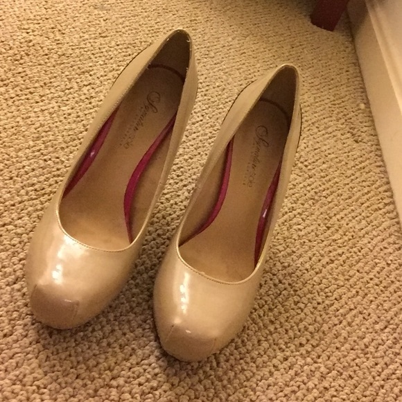 Nude and black pumps