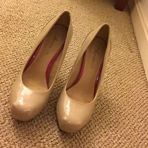 Nude and black pumps