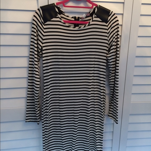 Trendy Black & White Tunic Dress w/ Leather Detail