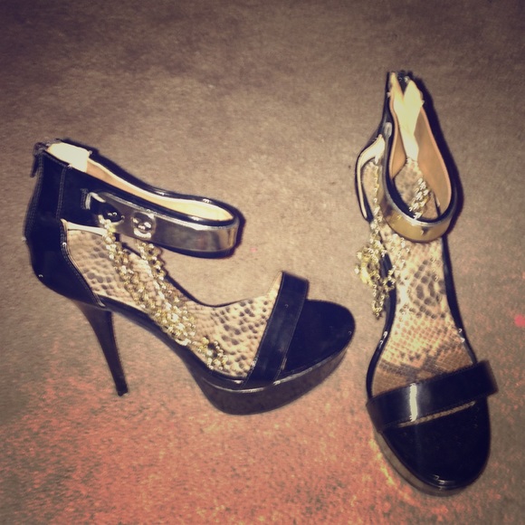 Black and Gold scrappy heals with gold chain link - Picture 1 of 4