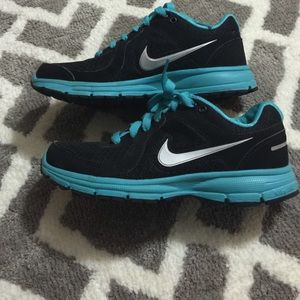 Nike women's tennis shoe
