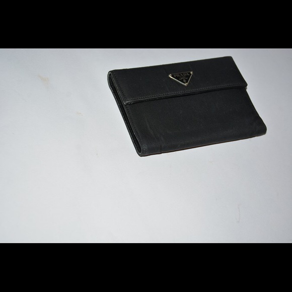 Extra photos of Prada wallet!!
