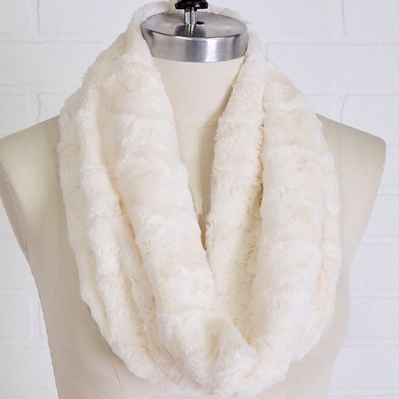 🎉HOST PICK  Short Faux Fur Infinity Scarf