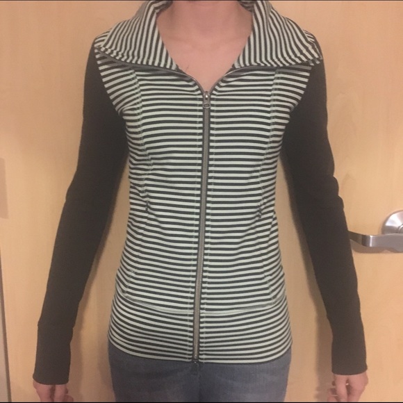 Lululemon Jacket size 2 - Picture 2 of 2