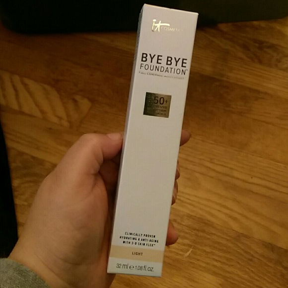 IT Cosmetics BYE BYE FOUNDATION light