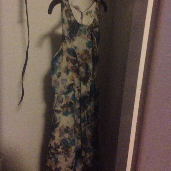 Curvy flower dress - Picture 1 of 3