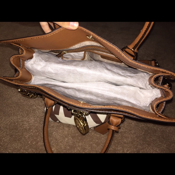 Michael Kors in Luggage or Black - Picture 4 of 4