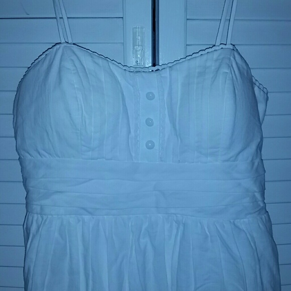 White dress with lace detailing. - Picture 2 of 4