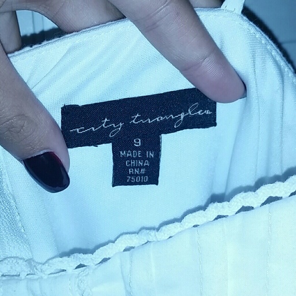 White dress with lace detailing. - Picture 4 of 4