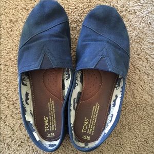 TOMS -Navy Blue w/ unique detail