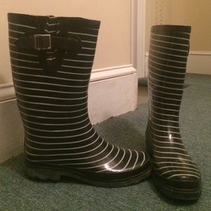 Navy blue and white rain boots!