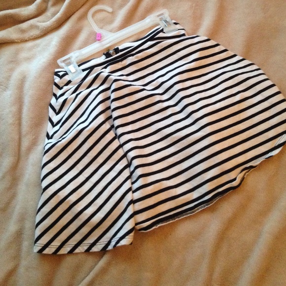 Black and white striped skater skirt - Picture 3 of 3