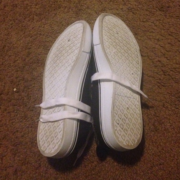 Converse - Picture 2 of 3