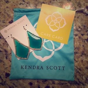 NWOT Kendra Scott Green Alexandra Earrings