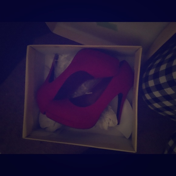 Red pumps - Picture 1 of 1
