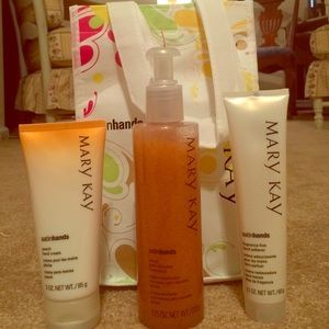 Mary Kay Peach Satin Hands Set