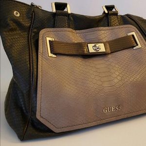 Guess handbag: Brand New w/out tags