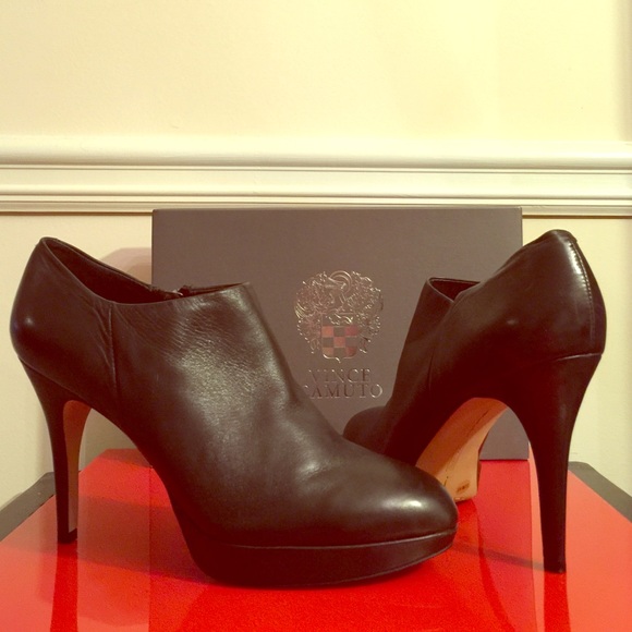 Vince Camuto Shoes - 🆕 Vince Camuto Black Booties