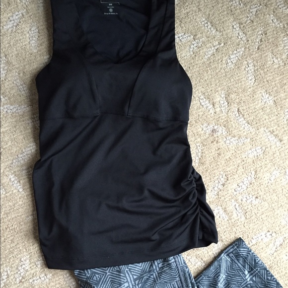 Black Athleta Ruched Yoga Top built-in 34B bra