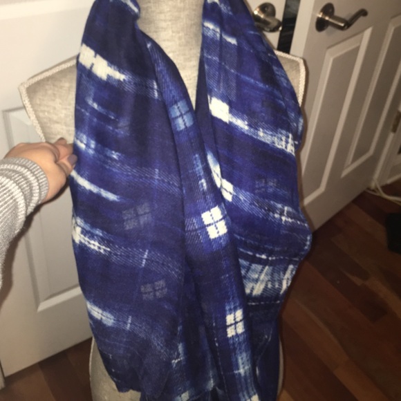 Vince Camuto Blue Pattern Scarf