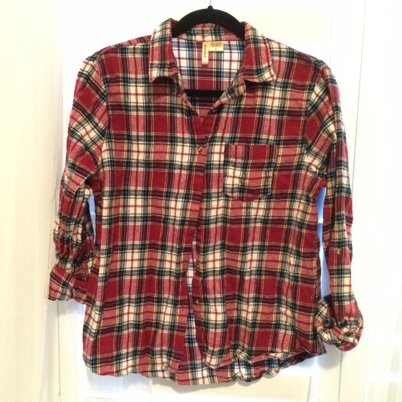 Never worn plaid top, fits like a Large