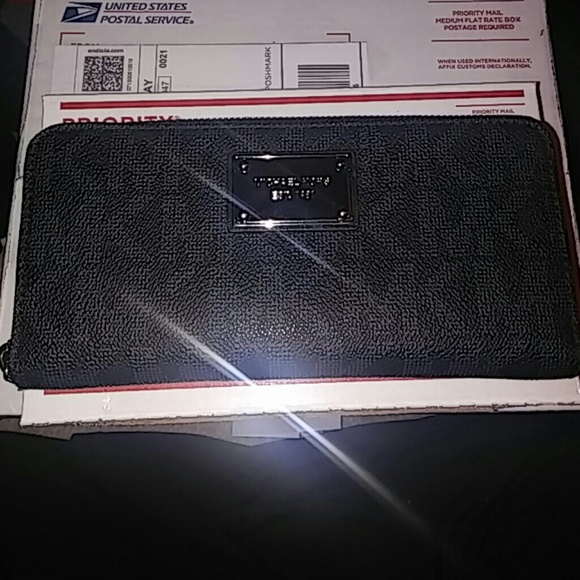 Michael Kors Jet Set Continental Zip around wallet