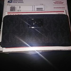 Michael Kors Jet Set Continental Zip around wallet