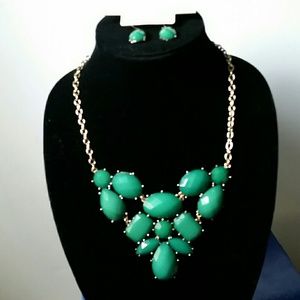Beautiful Green & Gold Necklace/Earrings