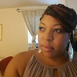 Meet your Posher, Monique