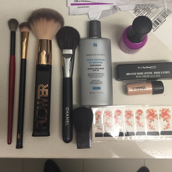 MAC Cosmetics Accessories - Makeup/Brush Bundle