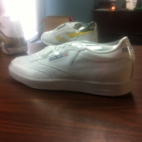 Reebok Classic - Picture 1 of 1