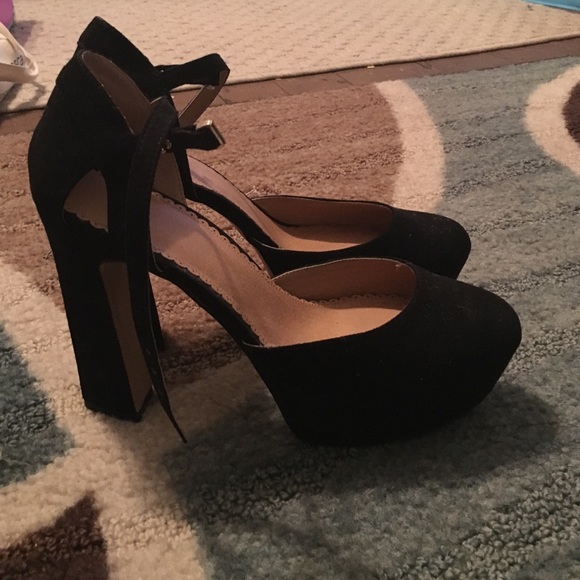 Black strappy heels. - Picture 2 of 3