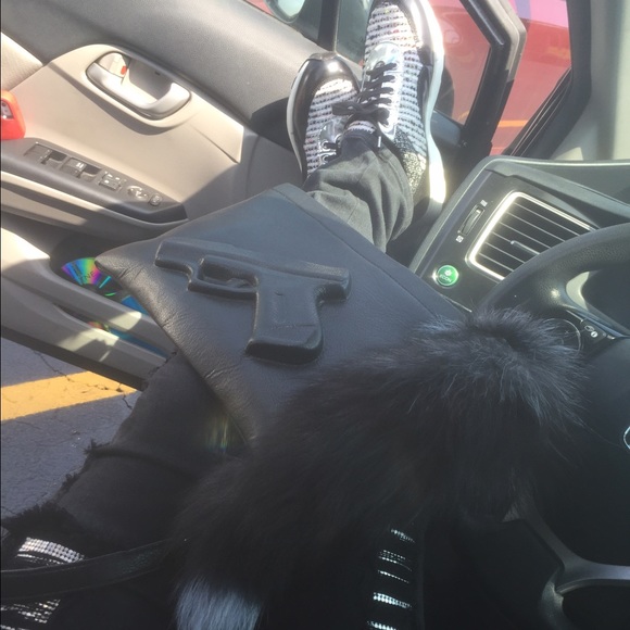 Meet your fabulous Posher, Bee - Picture 3 of 4