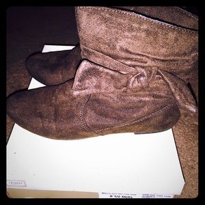 Dark brown low cut Arizona boot with messy bow!