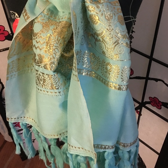 Mint color shawl with gold threading - Picture 2 of 4