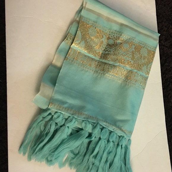 Mint color shawl with gold threading - Picture 3 of 4