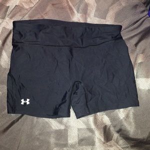 *NEVER WORN* Under Armour compression shorts